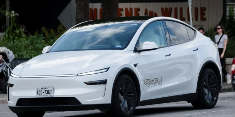 Tesla lança aplicativo de robotáxi; lista de espera já está disponível aos usuários