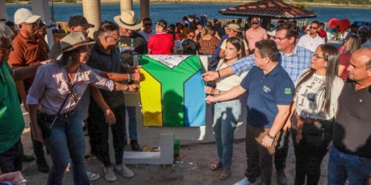 Yandra Moura participa de inauguração da orla do povoado Borda da Mata em Canhoba e garante recursos para pavimentação