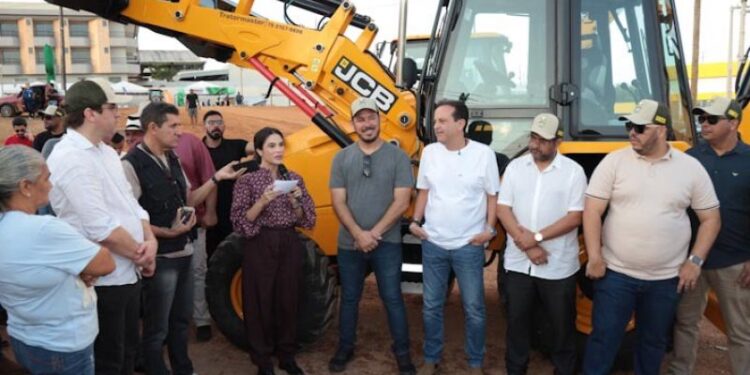 Yandra Moura entrega maquinários e reforça compromisso com população do interior sergipano