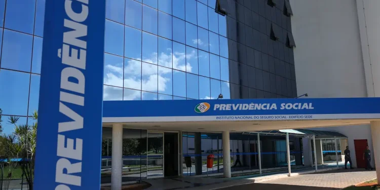 INSS suspende programa de redução de fila de atendimentos por falta de orçamento