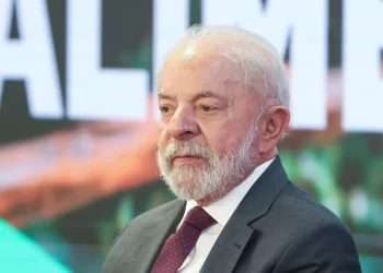Lula troca de avião após falha no motor antes de voo no Pará