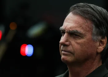 Moraes autoriza Bolsonaro a receber atendimento médico em casa