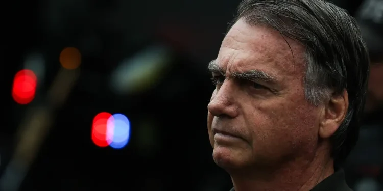 Moraes autoriza Bolsonaro a receber atendimento médico em casa