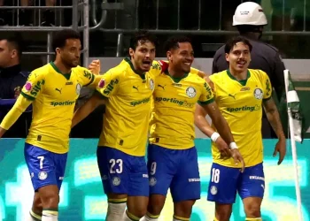 Brasileiro: Palmeiras goleia Bragantino e permanece com folga na ponta