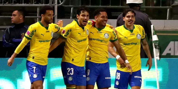 Brasileiro: Palmeiras goleia Bragantino e permanece com folga na ponta