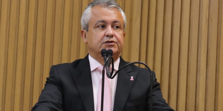 Elber denuncia aumento de cargos comissionados na gestão de Emília Corrêa