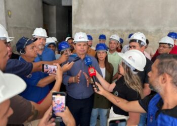Valmir de Francisquinho e equipes da Prefeitura participam de visita técnica