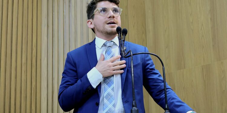 “Dia histórico”: Breno celebra regulamentação do transporte alternativo