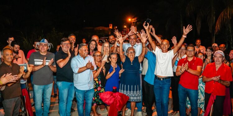 Prefeito Sérgio Reis entrega pavimentação granítica do povoado Poções