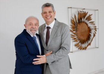 Ministro Márcio comemora anúncio do presidente Lula sobre a retomada da Fafen em Sergipe