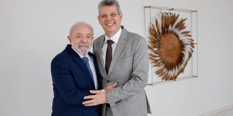 Ministro Márcio comemora anúncio do presidente Lula sobre a retomada da Fafen em Sergipe