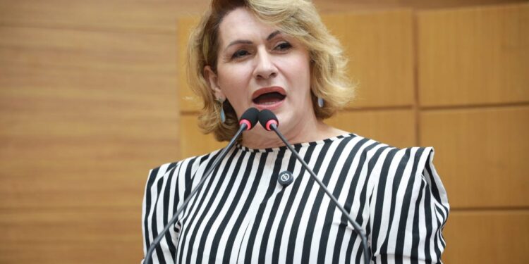 Linda Brasil participou de mobilização dos professores em defesa do triênio