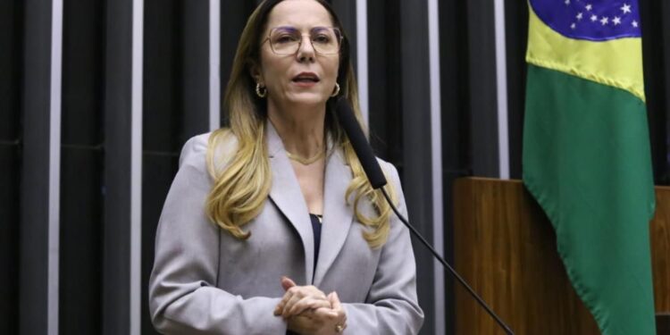 Delegada Katarina celebra vitória dos trabalhadores com aprovação da isenção do IR