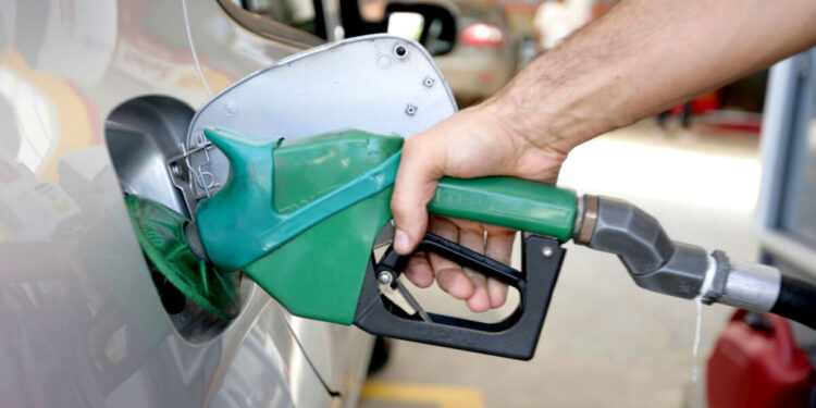 Com petróleo em queda, preço da gasolina pode cair até R$ 0,28 e reduzir a inflação