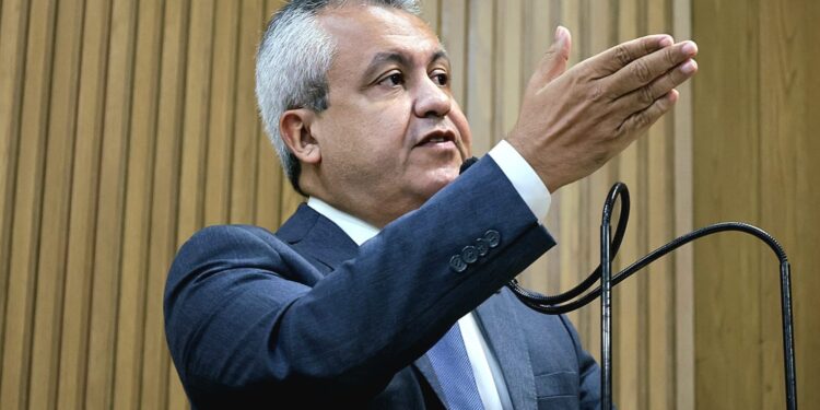 Elber desmente versão da Prefeitura sobre decisão judicial do caso do carro blindado da prefeita