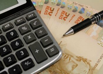 Mais de um terço dos trabalhadores do país recebe até um salário mínimo, diz IBGE