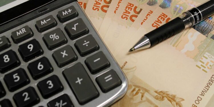 Mais de um terço dos trabalhadores do país recebe até um salário mínimo, diz IBGE