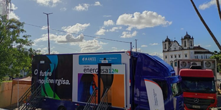 Caminhão da Energisa visita municípios sergipanos para troca de lâmpadas