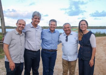Durante passagem por Sergipe, ministro da Pesca e Aquicultura visita viveiros de camarão em Socorro