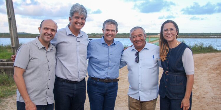 Durante passagem por Sergipe, ministro da Pesca e Aquicultura visita viveiros de camarão em Socorro