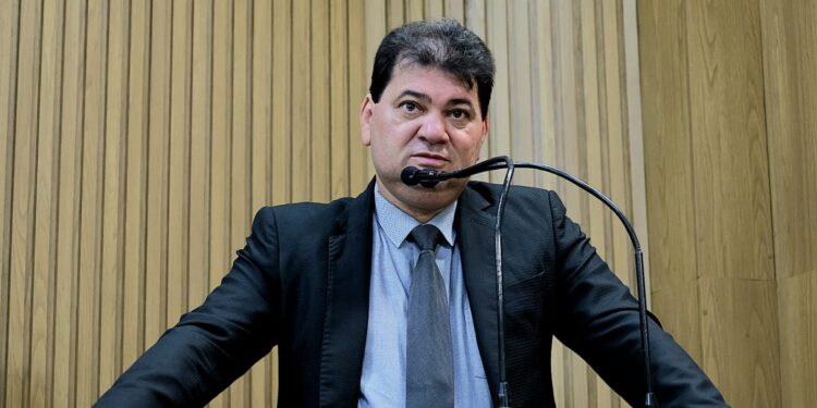 Miltinho Dantas volta a defender comerciantes que usam calçadas com mesas e cadeiras