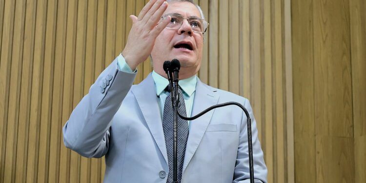 Iran Barbosa reivindica escuta da comunidade escolar para reformas em escolas