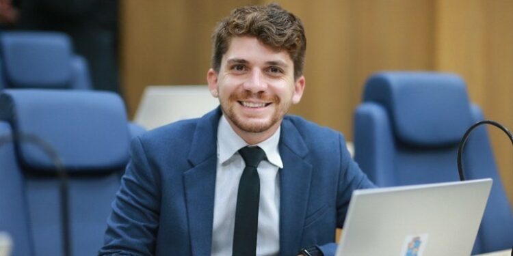 Vereador Breno Garibalde detalha andamento da CPI do Natal Iluminado