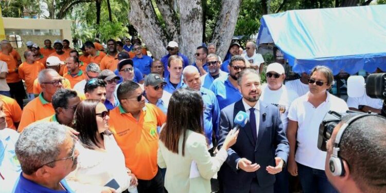 Ricardo Vasconcelos comemora regulamentação histórica do transporte complementar urbano em Aracaju