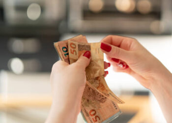 Apesar de possuírem maior escolaridade, mulheres seguem ganhando menos que homens, revela IBGE