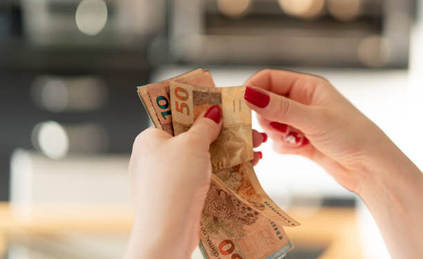 Apesar de possuírem maior escolaridade, mulheres seguem ganhando menos que homens, revela IBGE