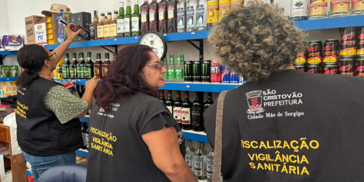 Prefeitura de São Cristóvão realiza fiscalização para coibir venda de bebidas irregulares e proteger a população contra risco de intoxicação por metanol