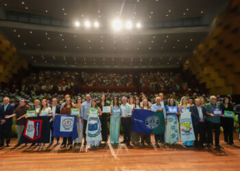 Governo do Estado entrega R$ 32 milhões do Prêmio Educação Nota 10 a professores e servidores