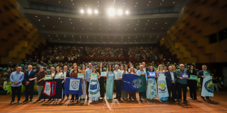 Governo do Estado entrega R$ 32 milhões do Prêmio Educação Nota 10 a professores e servidores