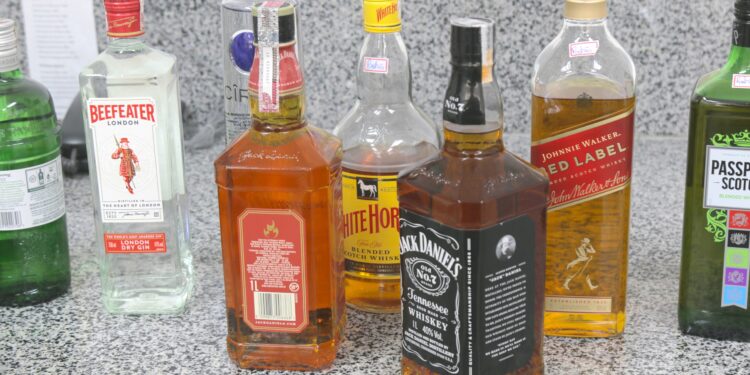Polícia Científica realiza perícia em 200 litros de bebidas alcoólicas apreendidas pela Polícia Civil após suspeita de adulteração em Poço Redondo