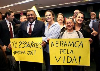 Yandra Moura vota a favor de projeto que regulamenta profissão de motorista de ambulância