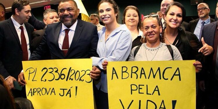 Yandra Moura vota a favor de projeto que regulamenta profissão de motorista de ambulância