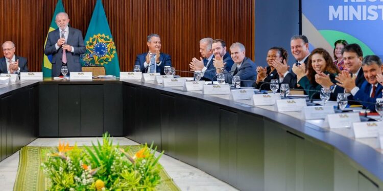 Dezoito ministros do governo Lula deixam cargos para disputar eleições; conheça os novos gestores das respectivas pastas