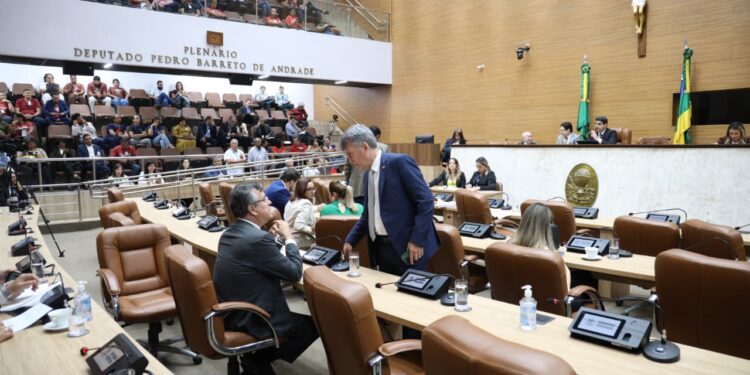 Deputados aprovam projetos em benefício de policiais civis, militares e bombeiros