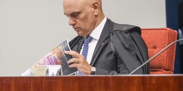 Moraes abre ação contra Flávio Bolsonaro por suposta calúnia a Lula