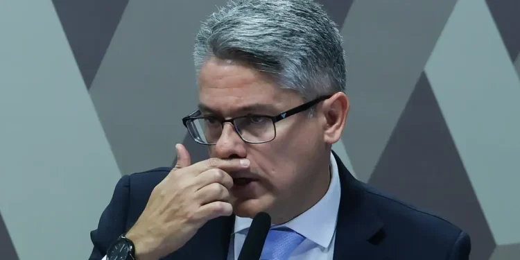 Mendes pede à PGR investigação contra senador Alessandro Vieira