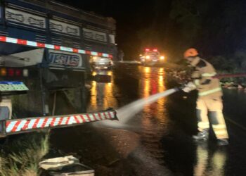 Bombeiros atendem capotamento de caminhão com carga de melancia no km 42 da rodovia SE-339