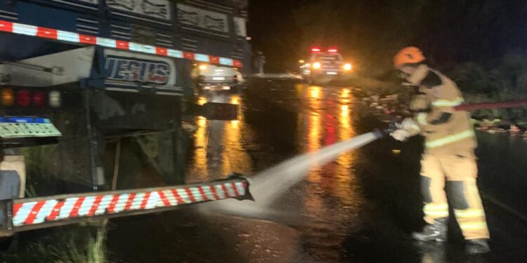 Bombeiros atendem capotamento de caminhão com carga de melancia no km 42 da rodovia SE-339