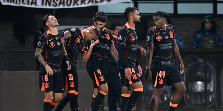Corinthians derrota Platense na Libertadores na estreia de Diniz
