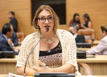 Linda Brasil critica retenção de carteiras e negativa de passe livre a pacientes com fibromialgia