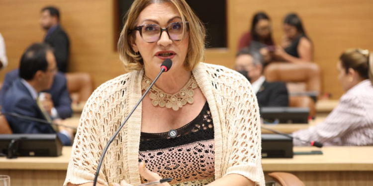 Linda Brasil critica retenção de carteiras e negativa de passe livre a pacientes com fibromialgia