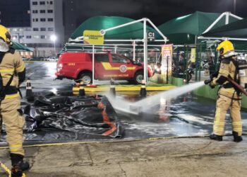 Corpo de Bombeiros controla incêndio em motocicleta elétrica no estacionamento do Shopping Jardins