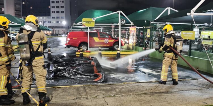 Corpo de Bombeiros controla incêndio em motocicleta elétrica no estacionamento do Shopping Jardins