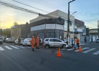 Bombeiros socorrem vítimas após colisão entre três veículos no cruzamento das ruas Siriri e Itaporanga