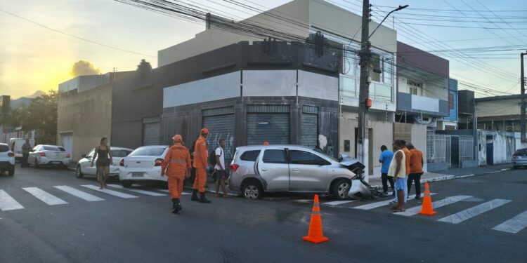 Bombeiros socorrem vítimas após colisão entre três veículos no cruzamento das ruas Siriri e Itaporanga