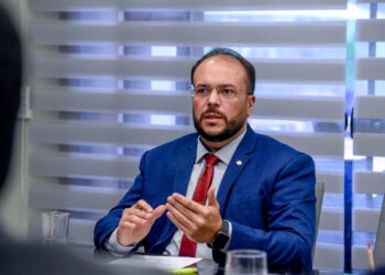 Deputado Thiago de Joaldo desafia governo  e cobra fim da tarifa mínima da água em Sergipe